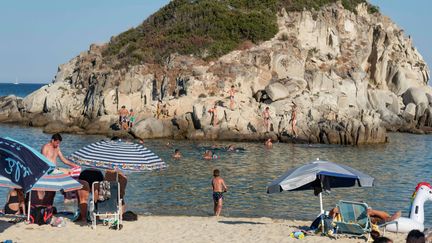 Des touristes prennent le soleil sur une plage de Kalamitsi, au nord de la Grèce, le 14 août 2020. (NICOLAS ECONOMOU / AFP)