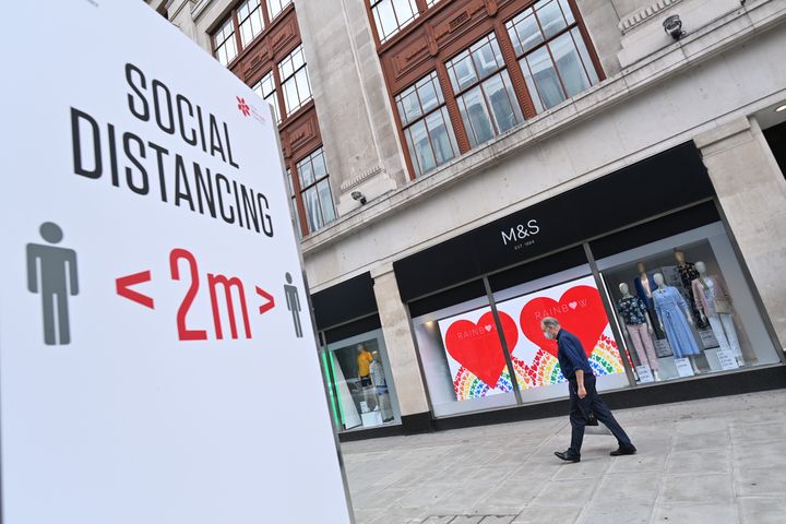 Une affiche rappelle les mesures de distanciation sociale en vigueur à Londres, le 18 août 2020. (JUSTIN TALLIS / AFP)