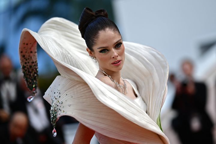 La mannequin Cocoa Rocha habillée dans une robe fleur de Cheny Chan au Festival de Cannes, le 24 mai 2024 (LOIC VENANCE / AFP)