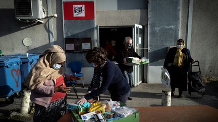 Les bénéficiaires les plus précaires des Restos du Coeur ne voient pas comment ils vont pouvoir tenir le mois d'août, durant la fermeture annuelle de certains centres de distribution alimentaire. (Photo d'illustration) (LIONEL BONAVENTURE / AFP)