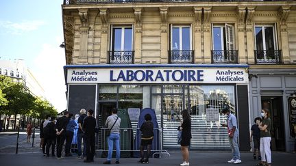 Une file d'attente devant un laboratoire parisien pour des tests PCR, le 4 septembre 2020. (CHRISTOPHE ARCHAMBAULT / AFP)