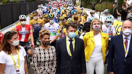 Roxana Maracineanu, aux côtés de Christian Estrosi, Laura Tenoudji, la princesse Charlène de Monaco et le prince Albert II de Monaco, lors de la première étape du Tour de France, le 29 août 2020 à Nice. (KENZO TRIBOUILLARD / AFP)