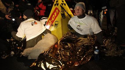 Des militants bloquent le convoi de déchets nucléaires sur la route, près de Dannenberg, en Allemagne (9 novembre 2010) (AFP / Carsten Koall)