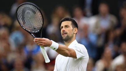 Novak Djokovic célèbre sa victoire contre Holger Rune en huitièmes de finale du tournoi de Wimbledon (Royaume-Uni), le 8 juillet 2024. (TAKUYA MATSUMOTO / YOMIURI)