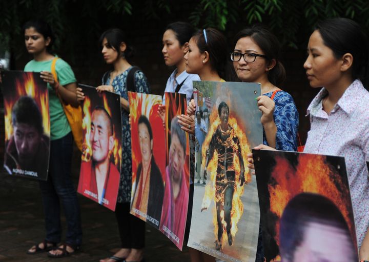 Tib&eacute;tains et &eacute;tudiants &agrave; l'universit&eacute; de New Dehli rendent hommages aux Tib&eacute;tains qui se sont immol&eacute;s par le feu contre l'oppression chinoise, le 29 ao&ucirc;t 2012 &agrave; New Dehli (Inde). (SAJJAD HUSSAIN / AFP)