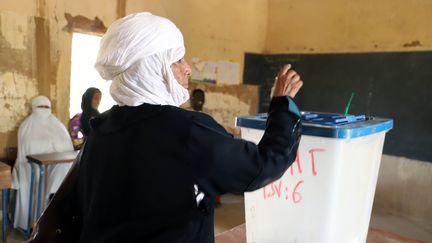 Une électrice en train de voter lors du premier tour des législatives à Gao (est du Mali), le 29 mars 2020. (SOULEYMANE AG ANARA / AFP)