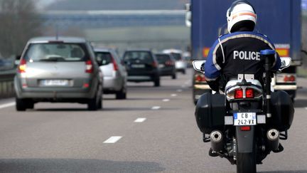 Un policier part intercepter un conducteur en exc&egrave;s de vitesse, le 29 mars 2013, &agrave; Pont-&agrave;-Mousson (Meurthe-et-Moselle). (  MAXPPP)