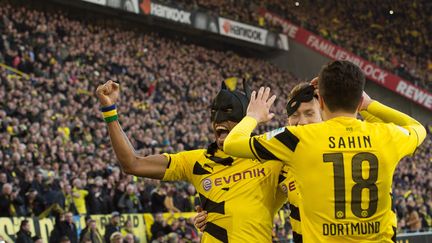 Pierre-Emerick Aubameyang et Marco Reus c&eacute;l&egrave;brent un but avec les masques de Batman et Robin, le 28 f&eacute;vrier 2015 &agrave; Dortmund (Allemagne). (MAJA HITIJ / DPA / AFP)