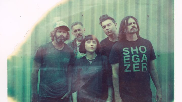 Polaroid du groupe Slowdive pour la sortie de l'album "Everything is Alive" en 2023. (INGRID POP)