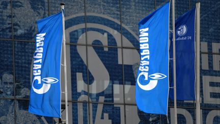 Des étendards flanqués du nom de&nbsp;Gazprom devant le stade de&nbsp;Schalke 04, le 25 février 2022. (INA FASSBENDER / AFP)