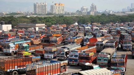 des camions attendent leurs chargements. 

« L'Inde est déjà le troisième marché de poids-lourds au monde et deviendra N°2 d'ici la fin de la décennie (...). Une présence forte dans le monde implique une présence forte en Inde », confirme Dieter Zetsche, le patron de Daimler.

Le marché du camion devrait croître de 80% jusqu'en 2020. (AFP PHOTO / Sajjad HUSSAIN)