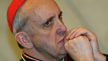 Le cardinal de Buenos Aires (Argentine),&nbsp;Jorge Mario Bergoglio,&nbsp;au Vatican, le 17 octobre 2003. (PATRICK HERTZOG / AFP)