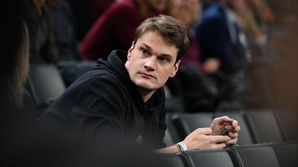 L'ancien nageur Yannick Agnel dans les gradins de l'Accor Arena lors du&nbsp;master de Paris de Tennis, le 5 novembre 2021. (CHRISTOPHE SAIDI / SIPA)