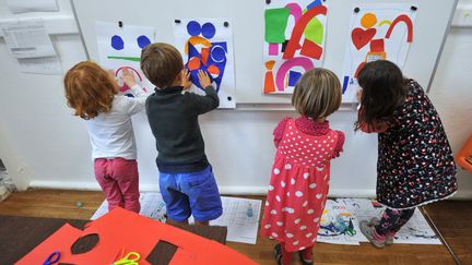 Des enfants participant &agrave; une activit&eacute; p&eacute;riscolaire, organis&eacute;e dans le cadre de la r&eacute;forme des rythmes scolaires, dans une &eacute;cole &eacute;l&eacute;mentaire de Nantes (Loire-Atlantique), le 11 octobre 2013. (FRANK PERRY / AFP)