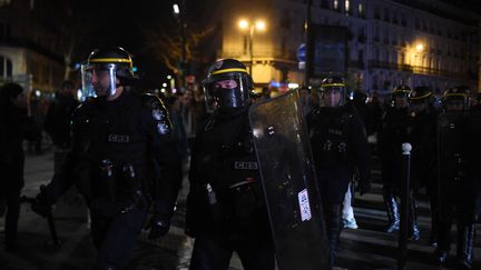 Des CRS interviennent alors que des manifestants sont rassemblés devant le théâtre des Bouffes du Nord, à Paris, vendredi 17 janvier 2020.&nbsp; (LUCAS BARIOULET / AFP)