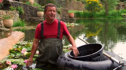 Daniel, propriétaire&nbsp;du&nbsp;domaine Saint-Adrien dans l'émission "Le jardin préféré des Français", en 2013. (FRANCE 2 / YOUTUBE)