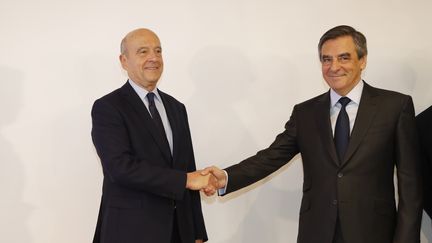 Alain Juppé et François Fillon, au siège de la Haute Autorité de la primaire de la droite, à Paris, le 27 novembre 2016. (FRANCOIS GUILLOT / AFP)