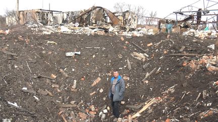 Pavlo Petrovitch, le maire d'Ohtyrka, dans le cratère de plus de 5 mètres laissé par une bombe thermobarique.&nbsp; (GILLES GALLINARO / RADIO FRANCE)