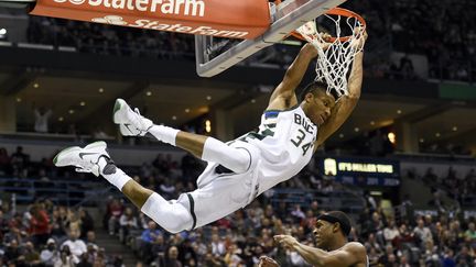 Giannis Antetokounmpo suspendu&nbsp;au panier après un dunk face aux Chicago Bulls, le 15 décembre 2016, à Milwaukee (Wisconsin). (USA TODAY SPORTS / REUTERS)