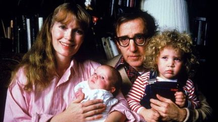 Mia Farrow, Woody Allen et deux de leurs enfants&nbsp;au début des années 1990. (HBO)