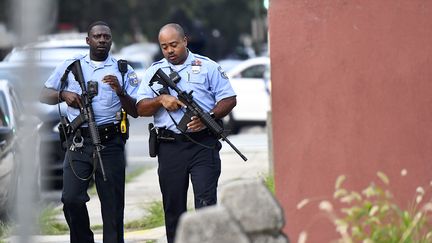 Des policiers à Philadelphie (Etats-Unis), lors d'une fusillade qui a fait six blessés parmi les forces de l'ordre, le 14 août 2019.&nbsp; (MARK MAKELA / GETTY IMAGES NORTH AMERICA / AFP)