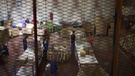 Des d&eacute;tenus travaillent dans la prison de Bois-d'Arcy (Yvelines), le 8 juillet 2014. (KENZO TRIBOUILLARD / AFP)