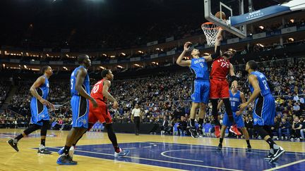 Jonas Valanciunas dunke sur la défense d'Orlando (GLYN KIRK / AFP)