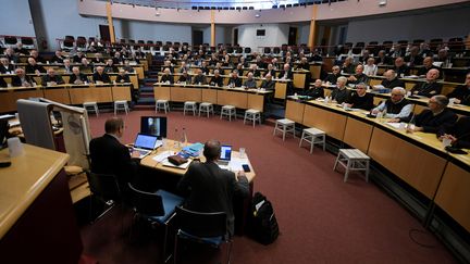 Lors de la séance d'ouverture de la conférence annuelle des évêques de France, le 2 novembre 2021. (VALENTINE CHAPUIS / AFP)