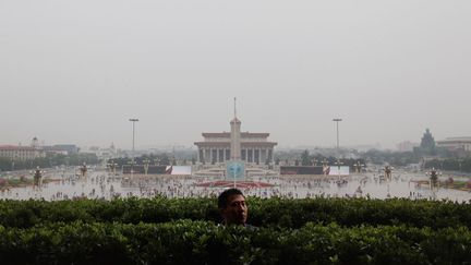 Un policier monte la garde pr&egrave;s de la place Tienanmen &agrave; P&eacute;kin (Chine), le 3 juin 2012. (FENG LI / GETTY IMAGES)