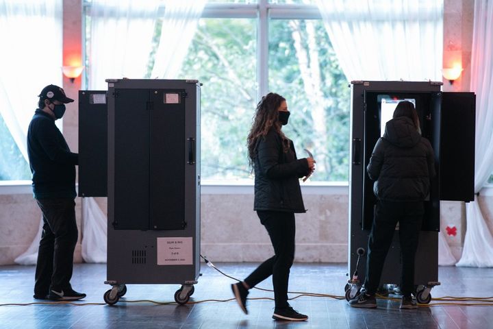 Des électeurs dans un bureau de vote à Atlanta (Géorgie), le 3 novembre 2020.&nbsp; (JESSICA MCGOWAN / GETTY IMAGES NORTH AMERICA / AFP)