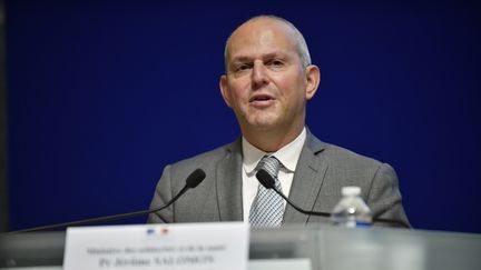 Le&nbsp;directeur général de la Santé Jérôme Salomon, lors d'une conférence de presse, à Paris, le 30 janvier 2020. (JULIEN DE ROSA / EPA)