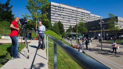 Des journalistes devant le Centre hospitalier universitaire vaudois, o&ugrave; Michael&nbsp;Schumacher a &eacute;t&eacute; transf&eacute;r&eacute;, &agrave;&nbsp;Lausanne (Suisse), le 16 juin 2014. (SEBASTIEN BOZON / AFP)