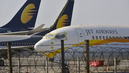 Des avions de la compagnie Jet Airways à Bombay en Inde, le 25 mars 2019. (PUNIT PARANJPE / AFP)