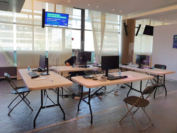 Au stade de France, un centre d’appel a pris place dans le salon Colonnade pour répondre aux habitants de Seine-Saint-Denis. (MAUREEN SUIGNARD / RADIO FRANCE)