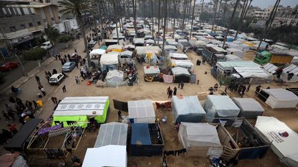 Des Palestiniens déplacés dans un camp à Deir Balah, dans le centre de la bande de Gaza, le 28 décembre 2023. (MAJDI FATHI / NURPHOTO / AFP)