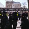 Des manifestants cagoulés et des "gilets jaunes" sur les Champs-Elysées, le 16 mars 2019.&nbsp; (MARIE MAGNIN / HANS LUCAS / AFP)