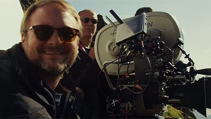 Le réalisateur Rian Johnson tourne "Star Wars VIII".
 (capture écran - Disney)