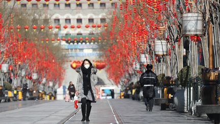 Une passante portant un masque dans les rues de Pékin, le 8 février 2020.&nbsp; (KOKI KATAOKA / YOMIURI)