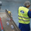 Un employé inspecte la ligne de production de bouteilles de l'usine d'eau Nestlé à Contrexéville, dans l'Est de la France, le 23 mai 2017. (SEBASTIEN BOZON / AFP)