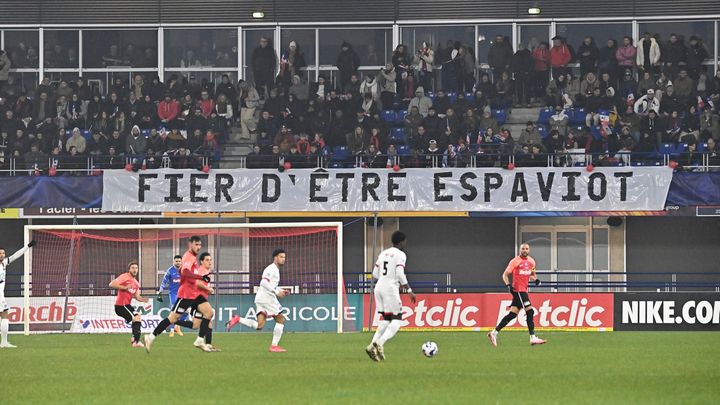 Des supporters de l'Espaly dans les tribunes du stade Marcel-Michelin, à Clermont-Ferrand, lors des huitièmes de finale de Coupe de France entre l'Espaly et le PSG, le 15 janvier 2025. (MAXPPP)