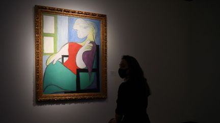 Le tableau "Femme assise près d'une fenêtre (Marie-Thérèse)" de Pablo Picasso, lors d'une séance photo à Londres, le 22 avril 2021. (DANIEL LEAL-OLIVAS / AFP)