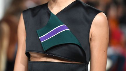 Le belge Raf Simons a dévoilé sa première collection Calvin Klein rendant hommage à la diversité de l'Amérique. Le créateur flamand de 49 ans, considéré comme l'un des plus doués de sa génération, a multiplié les références au contexte politique tendu qui prévaut en Amérique comme en Europe. Il a évoqué le bandana blanc arboré en signe de tolérance et d'unité par des invités, auxquels Calvin Klein avait fait livrer des bandanas pour les encourager à les porter jusqu'à la chanson de David Bowie "This is not America", diffusé à la clôture du défilé. Dans les notes distribuées aux invités, il a souligné avoir voulu rendre hommage à l'Amérique où il vit désormais, loin des allers-retours entre Paris et Anvers auxquels il s'était habitué chez Dior. "Tous ces gens différents avec des styles différents, des codes d'habillement différents, c'est l'avenir, le passé, l'Art Déco, la ville, l'Ouest américain... c'est toutes ces choses-là, et aucune à la fois. Il n'y a pas une seule époque, une seule chose, un seul look. C'est le brassage de tous ces personnages et de tous ces individus, exactement comme l'Amérique. C'est toute la beauté et l'émotion de l'Amérique". Le tout dans un décor créé par l'artiste américain Sterling Ruby, exposé au MoMA ou au musée Guggenheim. 
 (Angela Weiss / AFP)