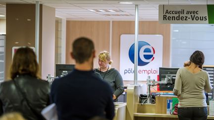 Des ch&ocirc;meurs patientent dans une agence P&ocirc;le emploi, le 27 ao&ucirc;t 2014, &agrave; Armenti&egrave;res (Nord). (PHILIPPE HUGUEN / AFP)