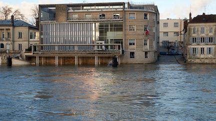 Plus en amont, à Melun (Seine-et-Marne), la Seine a également envahi les rues. (PHILIPPE MUNIER / CROWDSPARK / AFP)