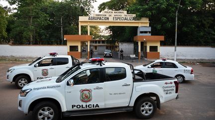 Des voitures de police à l'entrée du siège de la police à Asuncion (Paraguay), le 12 mars 2020.&nbsp; (NORBERTO DUARTE / AFP)