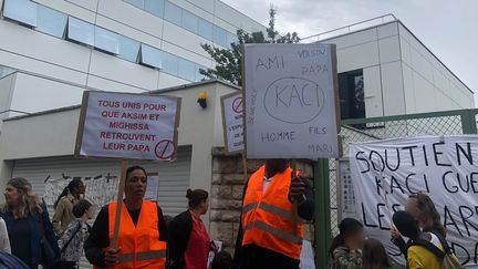 Des parents ainsi que des élèves rassemblés&nbsp;devant l’école élémentaire avenue Maurice d'Ocagne, à Paris, pour protester contre l'expulsion de Kaci Guermah, lundi 3 juin 2019. (AUDREY LIVE / TWITTER)