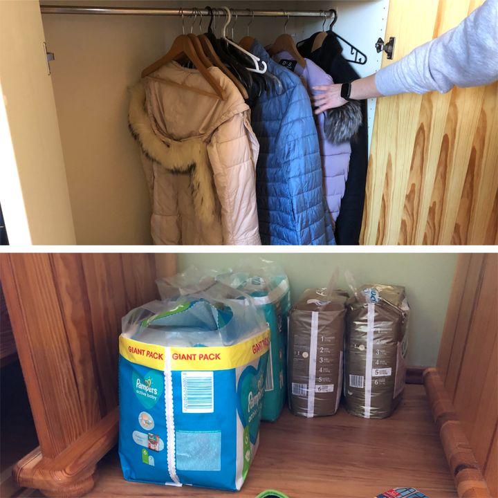 In the wardrobe, some clothes.  Under the desk, basic necessities.  (RAPHAEL GODET / FRANCEINFO)