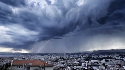 Intempéries : six départements du sud-ouest placés en alerte aux orages violents