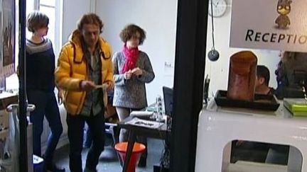 Des amis et des coll&egrave;gues de C&eacute;sar, l'assistant photographe bless&eacute; lundi 18 novembre au si&egrave;ge de "Lib&eacute;ration", dans leur studio Le petit oiseau va sortir, &agrave; Paris, le 19 novembre 2013. ( FRANCE 2 / FRANCETV INFO )