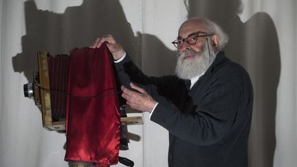 Le photographe français d'origine argentine Adolfo Kaminsky chez lui à Paris, le 16 novembre 2012. (JOEL SAGET / AFP)